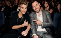 justin bieber unfollows scooter braun on instagram justin bieber unfollows scooter braun on instagram
