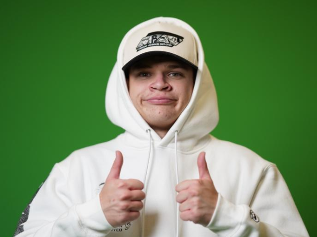 Jynxzi streaming on Twitch