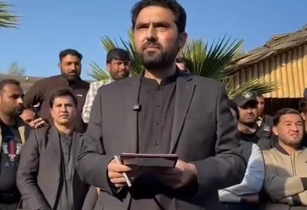 achakzai senator nasir abbas given mandate for talks protest k p cm