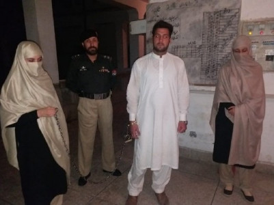 female police officials arrest man harassing filming kalash women in chitral female police officials arrest man harassing filming kalash women in chitral