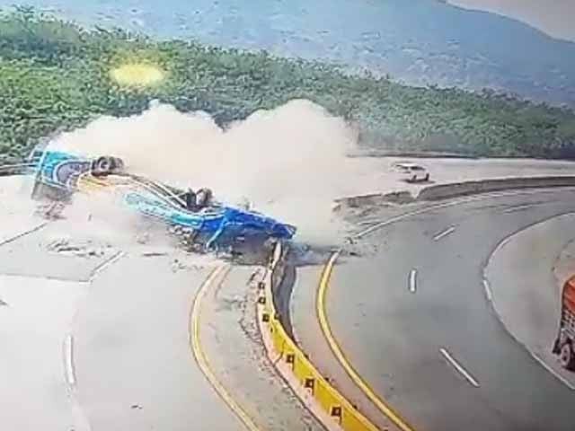 at least 13 people were killed when reportedly malfunctioning bus overturned on lahore islamabad motorway screengrab