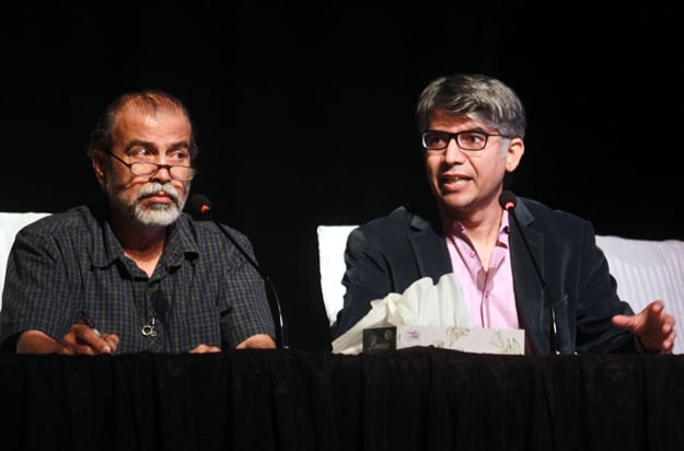 Dr Kaleemullah Lashari (left) and Dr Hafeez Jamali (right) discussing the presentations delivered at the session. PHOTO: ATHAR KHAN