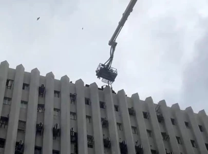 fire at karachi s shahrah e faisal building sends two to hospital fire at karachi s shahrah e faisal building sends two to hospital