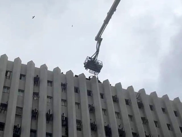fire at karachi s shahrah e faisal building sends two to hospital fire at karachi s shahrah e faisal building sends two to hospital