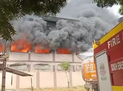 fire engulfs factory in karachi s landhi spreads to adjacent building