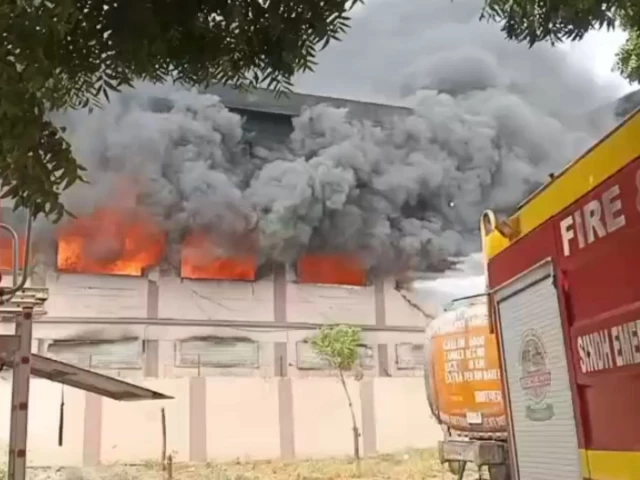 Fire engulfs factory in Karachi's Landhi, spreads to adjacent building