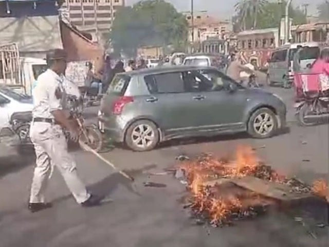 prolonged load shedding triggers agitations in karachi prolonged load shedding triggers agitations in karachi
