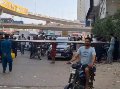 water crisis triggers protest traffic disruption in karachi s qayyumabad