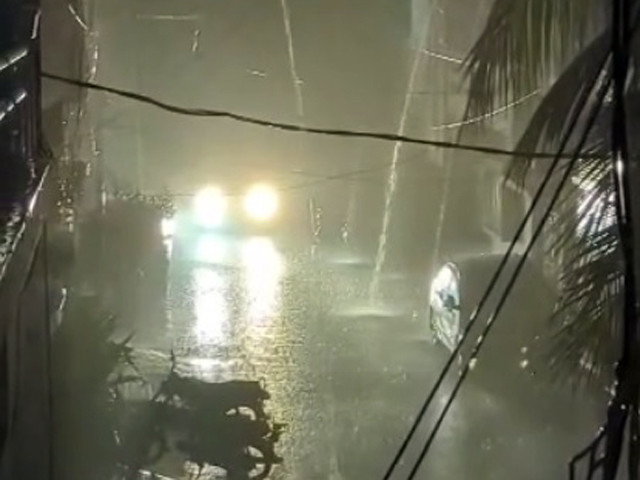 کراچی میں موسلا دھار بارش سے موسم خوشگوار ہوگیا۔  ایکسپریس ٹریبیون