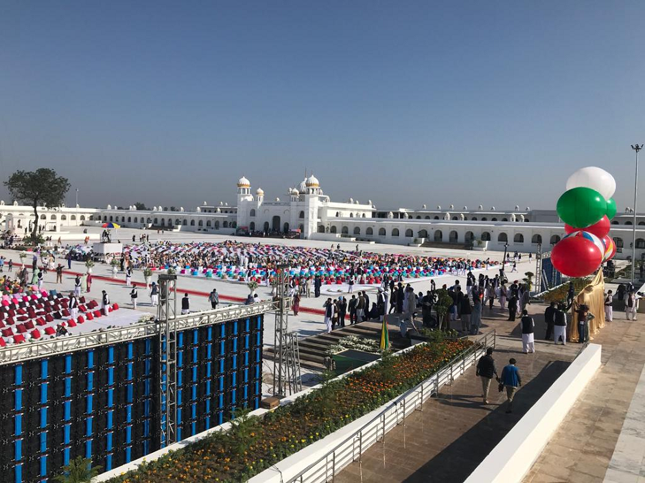 Sikh pilgrims arrive to visits the Shrine of Baba Guru Nanak Dev at Gurdwara Darbar Sahib in Kartarpur, on November 9, 2019. PHOTO: EXPRESS