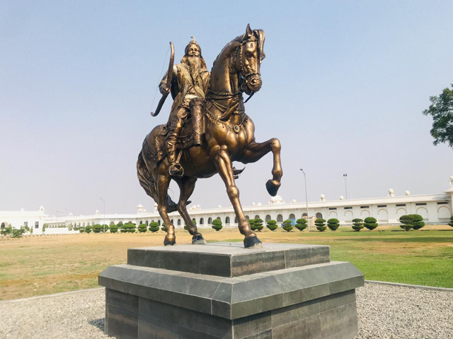 maharaja ranjit singh s statue permanently installed at kartarpur maharaja ranjit singh s statue permanently installed at kartarpur