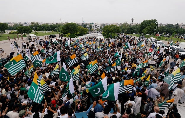  People carry Pakistan's and Azad Kashmir's flags and chant slogans during a countrywide 'Kashmir Hour' to express solidarity with the people of Kashmir, observing a call by Prime Minister Imran Khan at the mausoleum of Muhammad Ali Jinnah in Karachi. PHOTO: REUTERS