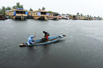 flash floods kill over 100 in indian kashmir