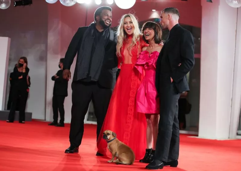 kate hudson jeon jong seo pay tribute to outsiders and friendship in mona lisa and the blood moon kate hudson jeon jong seo pay tribute to outsiders and friendship in mona lisa and the blood moon