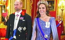 kate dazzles in largest tiara at windsor banquet kate dazzles in largest tiara at windsor banquet
