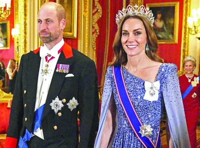 kate dazzles in largest tiara at windsor banquet