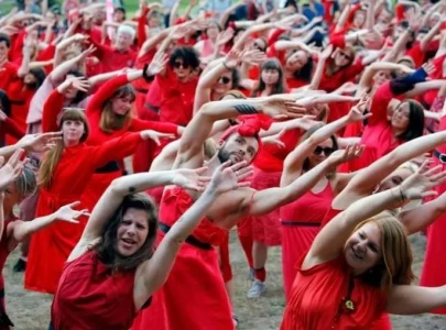 10 000 kate bush fans wear red wuthering heights outfits to raise money for domestic abuse