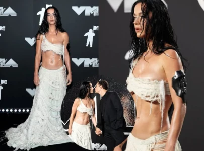 katy perry stuns in wet look with qr code tattoo at 2024 vmas