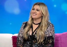 kelly clarkson breaks down in emotional tv comeback after ex husband s death
