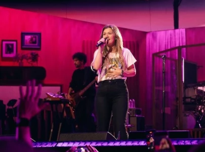 kelly clarkson returns to las vegas stage after postponed residency kelly clarkson returns to las vegas stage after postponed residency