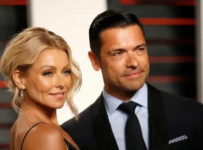 kelly ripa and mark consuelos showcase luxurious 27 million nyc townhouse for the holidays
