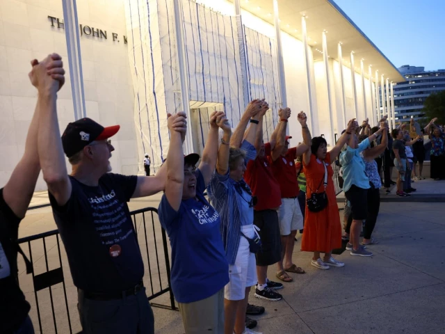 Protesters form human chain at Kennedy Centre after Trump threat