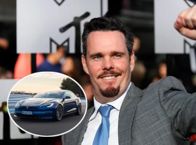 entourage actor s tesla suddenly stops mid car wash
