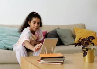 politicians are increasingly worried about online risks as rising evidence shows social media and excessive smartphone pose risks to minors mental and physical health photo pexels