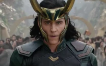 tom hiddleston says tim burton s batman inspired his portrayal of loki