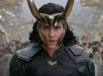 tom hiddleston says tim burton s batman inspired his portrayal of loki
