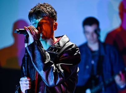 louis tomlinson delivers electrifying imposter performance on fallon louis tomlinson delivers electrifying imposter performance on fallon