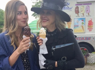 goodbye to a great actress catherine o hara s schitt s creek daughter annie murphy bids her goodbye