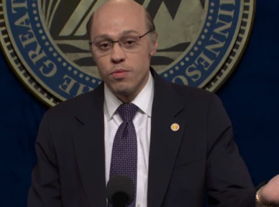 pete davidson returns to snl cold open skewering ice agents in satirical sketch