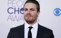stephen amell talks chasing the baywatch reboot role and preparing for life on the beach