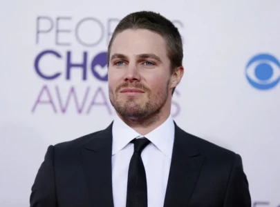 stephen amell talks chasing the baywatch reboot role and preparing for life on the beach
