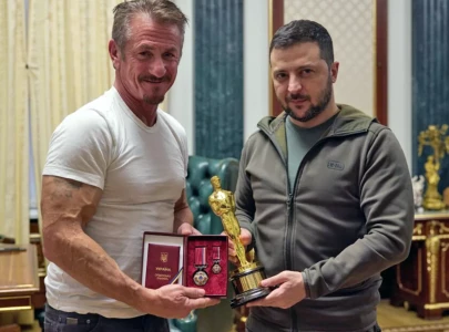 sean penn reveals which oscar he gave to ukraine s president volodymyr zelensky