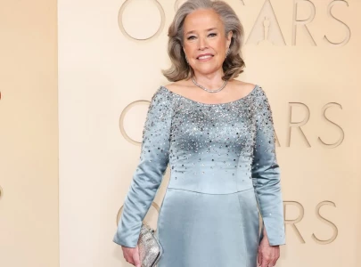 internet defends kathy bates after edited oscars photos spark backlash