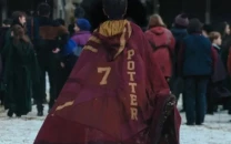 first look at harry potter tv series reveals the chosen one on hogwarts quidditch pitch
