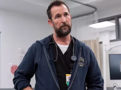 noah wyle teases cold weather setting and time jump for the pitt season 3