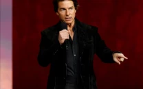 tom cruise transforms into eccentric cat loving billionaire in digger trailer tom cruise transforms into eccentric cat loving billionaire in digger trailer