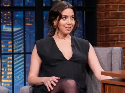 pregnant aubrey plaza asks seth meyers to deliver her baby it s either you or henry winkler