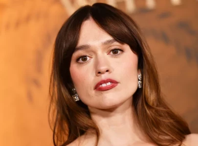 aimee lou wood pokes fun at snl teeth sketch ahead of hosting uk version