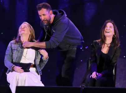 noah wyle dresses as dr robby for charity event and gives fans physical exams worth thousands