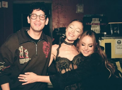 ariana grande reunites with victorious co stars elizabeth gillies and matt bennett after 13 years