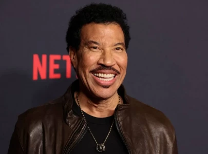 lionel richie shares health update after on stage health scare and concert cancellations