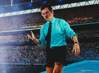 harry styles thanks one direction bandmates after breaking wembley stadium record