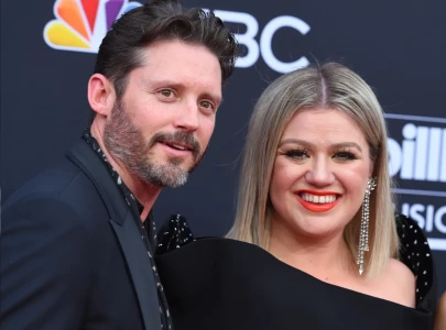 kelly clarkson shares update on how her kids are coping after brandon blackstock s death
