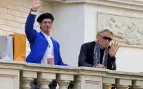 jude law andrew garfield transform into siegfried and roy in first look at upcoming series