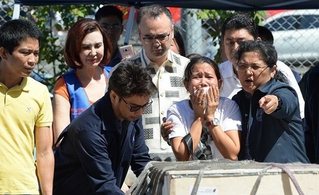jessica demafelis the sister of murdered filipina maid joanna demafelis who was found dead in a freezer in kuwait cries as the wooden casket of her sisters remains arrive at the ninoy aquino international airport in suburban pasay city southeast of manila philippines feb 16 2018 photo afp
