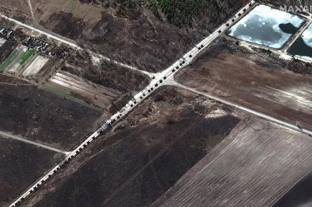 this maxar satellite image taken and released on february 28 shows a military convoy along a highway north of ivankiv heading toward kyiv photo afp maxar technologies this maxar satellite image taken and released on february 28 shows a military convoy along a highway north of ivankiv heading toward kyiv photo afp maxar technologies